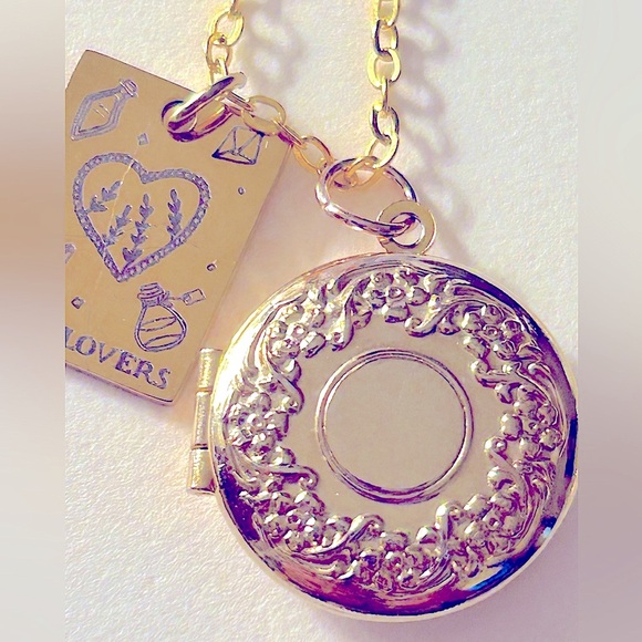 Jewelry - Necklace “The Lovers” card & Locket, Lacy floral design, NWOT goldtone chain 17”